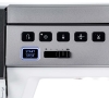 Panel sterujący maszyny do szycia Janome MC9480QCP Professional. Widoczne przyciski: START/STOP, cofania, ładowania, regulacji oraz nożyczek. Kolorystyka szaro-czarna z podświetleniem. Elementy w układzie poziomym, umieszczone na górnej części maszyny.