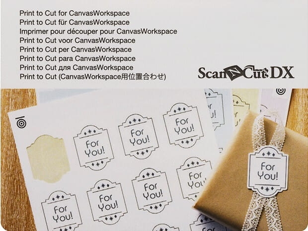 Kod aktywacyjny do funkcji cięcia po znacznikach Print to Cut (CADXPRNTCUT1) na tle arkuszy etykiet z napisem For You! w różnych wariantach, obok zapakowanego prezentu z wstążką. Widoczne napisy w kilku językach dotyczące obsługi funkcji.