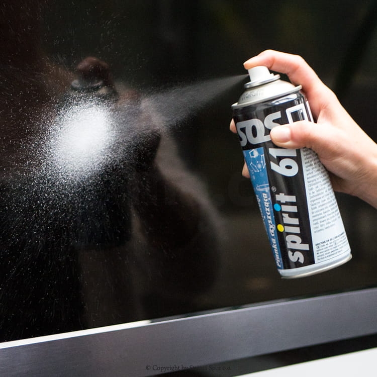 Pianka czyszcząca spray 400ml Spirit 61 w ręce, wydobywająca drobne cząstki pianki, skierowana na powierzchnię. Butelka w kolorze niebieskim i czarnym, z widoczną etykietą i napisem spirit 61. Tło ciemne, co podkreśla efekt czyszczenia.