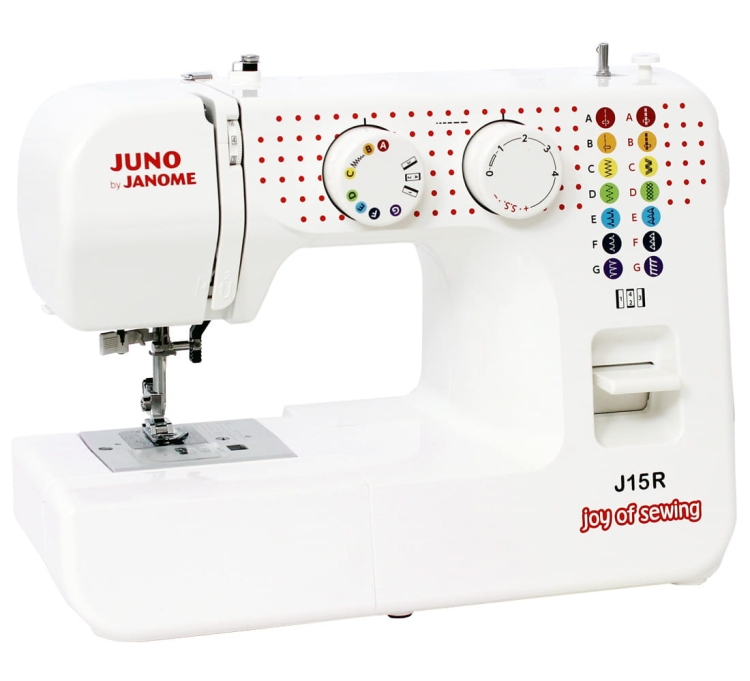 Maszyna do szycia Janome JUNO J15R w kolorze białym, z czytelnymi pokrętłami do ustawiania ściegów oraz oznaczeniami na obudowie. Widoczna stopka i stół szyjący. W zestawie gratis.
