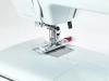 Maszyna do szycia BERNETTE B35 w białej obudowie, z widoczną stopką i igłą. Zastosowanie mechaniczne, oferująca 23 rodzaje ściegów. Zdjęcie zbliżeniowe ukazuje mechanizm szycia oraz miejsce na szpulkę.