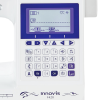 Panel maszyny do szycia Brother F420 z wyświetlaczem LCD, przyciskami do wyboru ściegów i regulacji długości oraz szerokości ściegu. Kolor biały z niebieskimi akcentami. Widoczne są ikony ściegów oraz logo Innov-is.