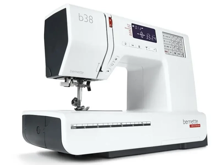 Maszyna do szycia BERNETTE B38 w kolorze białym z komputerowym panelem sterującym, wyświetlaczem LCD i przyciskami, oferująca 394 różne ściegi. Ujęcie z boku, prezentujące stopkę i igłę w pozycji roboczej.