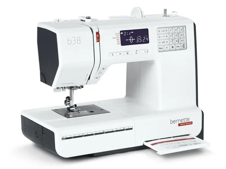 Maszyna do szycia BERNETTE B38 w kolorze białym, z komputerowym panelem sterującym, wyświetlaczem LCD i 394 ściegami. Ujęcie frontalne, produkt stoi na płaskiej powierzchni, widoczne detale przycisków oraz instrukcja na papierze.