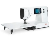 Maszyna do szycia BERNETTE B77 w kolorze białym, z dużym wyświetlaczem LCD, z funkcją 500 różnych ściegów. Ujęcie z boku, z rozłożonym blatem roboczym. Widoczne pokrętła regulacji oraz logo marki na obudowie.