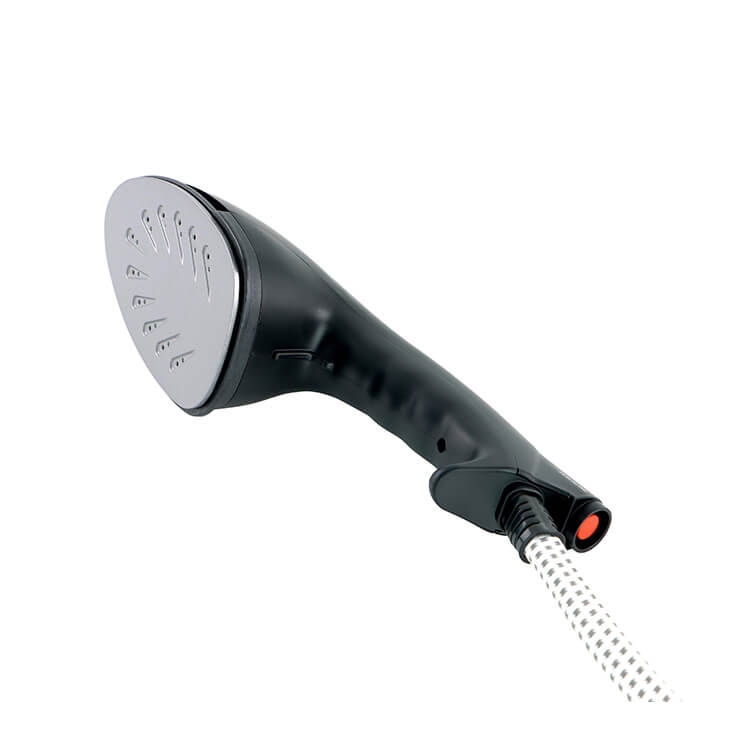 Parowiec TEXI BLACK TURBO w kolorze czarnym z metalową głowicą i wzorem otworów do pary. Ergonomiczny uchwyt, elastyczny wąż z białymi i czarnymi paskami, idealny do prasowania i odświeżania w pionie.