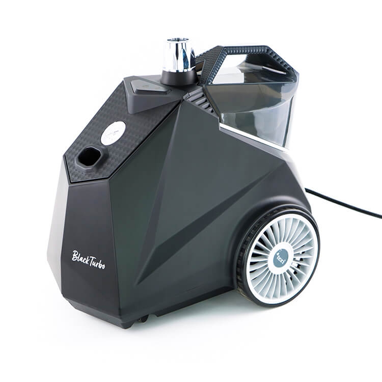 Parowiec TEXI BLACK TURBO w kolorze czarnym, o nowoczesnym, kanciastym kształcie. Posiada przezroczysty zbiornik na wodę oraz dużą, teksturowaną rączkę. Umożliwia prasowanie w pionie, z widocznymi dużymi kołami dla łatwego transportu.