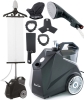 Parowiec TEXI BLACK TURBO do prasowania i odświeżania w pionie, w kolorze czarnym. W zestawie: rączka z dyszą, stelaż, rękawica, akcesoria do montażu. Produkt na tle białym, ukazujący wszystkie elementy zestawu w różnych pozycjach.