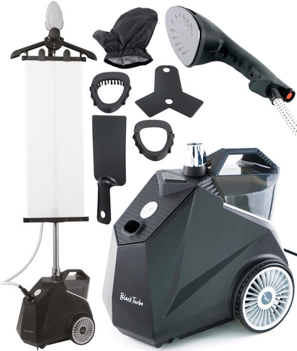 Parowiec TEXI BLACK TURBO do prasowania i odświeżania w pionie, w kolorze czarnym. W zestawie: rączka z dyszą, stelaż, rękawica, akcesoria do montażu. Produkt na tle białym, ukazujący wszystkie elementy zestawu w różnych pozycjach.