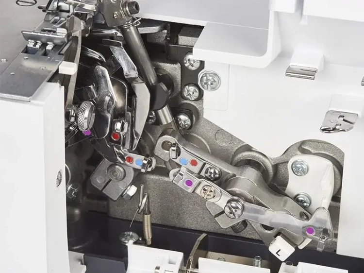 Szczegóły mechanizmu overlocka BERNETTE B48 FUNLOCK, ukazujące metalowe elementy, napinacze i kolorowe oznaczenia (czerwony, niebieski, fioletowy) na dźwigniach. Widok z przodu, ukazujący wewnętrzną konstrukcję maszyny.