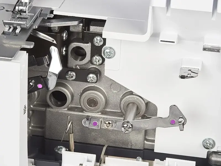 Szczegółowy widok wnętrza renderki BERNETTE B42 FUNLOCK. Widoczne elementy mechaniczne, w tym metalowe dźwignie, śruby oraz otwory, z oznaczeniami w kolorze fioletowym. Obudowa w kolorze białym i szarym, z częściami metalowymi.