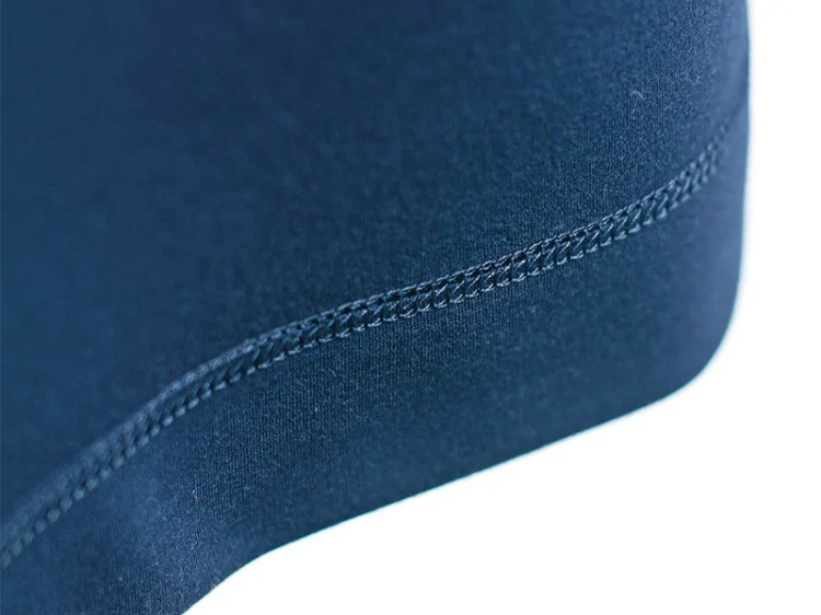 Renderka BERNETTE B62 AIRLOCK cover w kolorze granatowym, z bliska ukazuje szew overlock, podkreślający teksturę materiału. Ujęcie pokazuje krawędź produktu, z delikatnym wykończeniem i gładką powierzchnią.