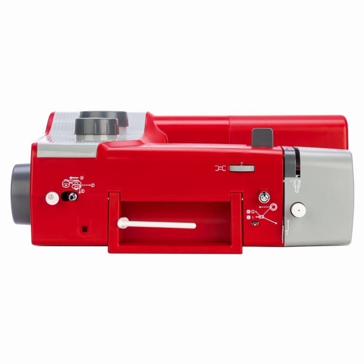 Maszyna do szycia Veritas Power Stitch 17 w kolorze czerwonym z szarymi akcentami. Widok z boku, ukazujący panel sterujący z przyciskami, pokrętłem oraz szufladą na akcesoria. Wyposażona w 17 różnych ściegów.