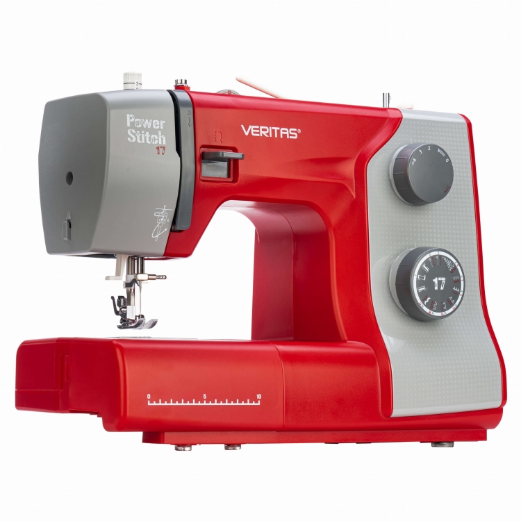 Maszyna do szycia Veritas Power Stitch 17 w kolorze czerwonym i szarym, z widocznymi pokrętłami do regulacji, 17 ściegami, igłą oraz płytką z oznaczeniem długości. Ujęcie frontalne, z bliska, pokazujące detal maszyny.