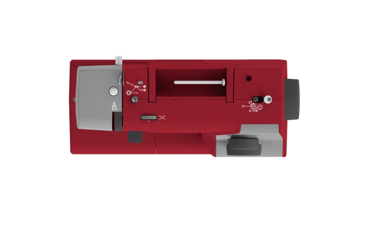 Maszyna do szycia Veritas Power Stitch 17 w kolorze czerwonym, z widoczną szaro-srebrną obudową, mechaniczne pokrętła i przyciski, 17 różnych ściegów, z boku umiejscowiony pedał. Ujęcie z góry, ukazujące szczegóły konstrukcyjne i oznaczenia.