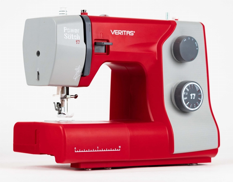 Maszyna do szycia Veritas Power Stitch 17 w kolorze czerwonym i szarym, z 17 ściegami. Ujęcie frontalne, widoczny chwytak, pokrętła do ustawiania ściegów oraz oznaczenie na obudowie. Prosty, jasny background podkreśla produkt.