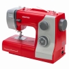 Maszyna do szycia Veritas Power Stitch 17 w kolorze czerwonym, z mechanicznymi pokrętłami do ustawiania 17 różnych ściegów. Widoczny metalowy stół do szycia oraz oznaczenia na obudowie. Kąt ujęcia z boku.