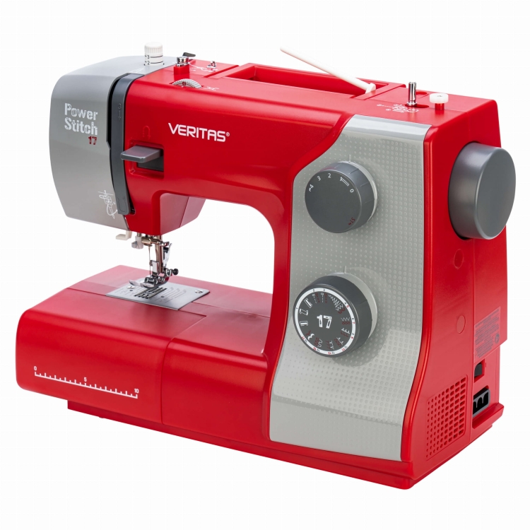Maszyna do szycia Veritas Power Stitch 17 w kolorze czerwonym, z mechanicznymi pokrętłami do ustawiania 17 różnych ściegów. Widoczny metalowy stół do szycia oraz oznaczenia na obudowie. Kąt ujęcia z boku.