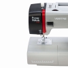 Maszyna do szycia Veritas Power Stitch PRO w kolorze szaro-czarnym, z widocznym logo Power Stitch PRO. Posiada 17 ściegów, stół do szycia z oznaczeniem długości, igłę i stopkę na metalowej płytce. Ujęcie z boku, z bliska, na jednolitym tle.