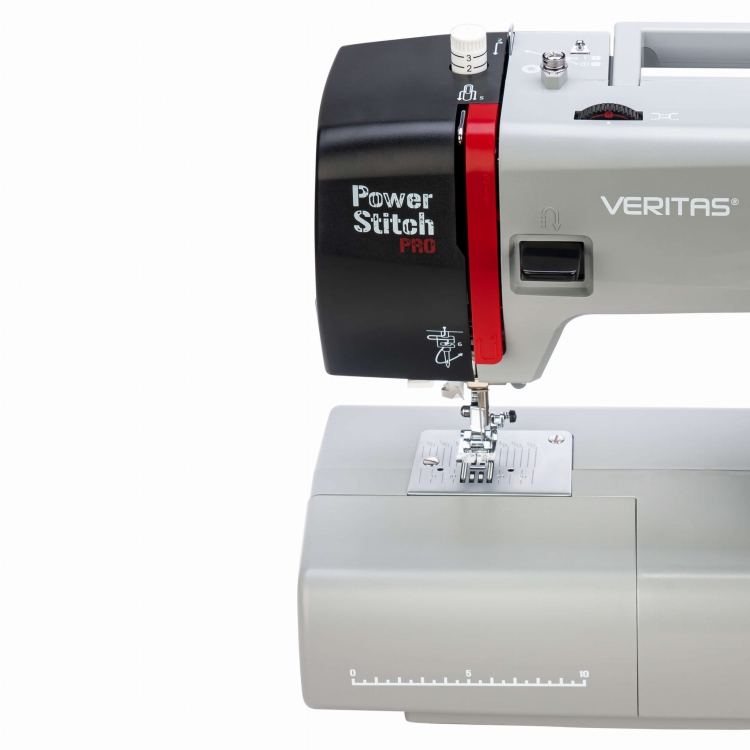Maszyna do szycia Veritas Power Stitch PRO w kolorze szaro-czarnym, z widocznym logo Power Stitch PRO. Posiada 17 ściegów, stół do szycia z oznaczeniem długości, igłę i stopkę na metalowej płytce. Ujęcie z boku, z bliska, na jednolitym tle.