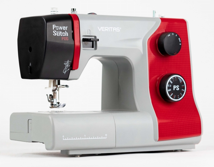 Maszyna do szycia Veritas Power Stitch PRO w kolorze szarym i czerwonym, z 17 ściegami. Ujęcie z boku, pokazujące mechanizm szyjący, przyciski regulacji oraz stół z oznaczeniami długości ściegu.
