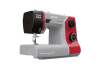 Maszyna do szycia Veritas Power Stitch PRO w kolorze szaro-czerwonym, z 17 ściegami. Ujęcie z boku, pokazujące igłę i pokrętła do regulacji. W przedniej części widoczna skala długości ściegu. Logo Power Stitch PRO na górze.