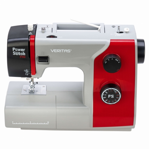 Maszyna do szycia Veritas Power Stitch PRO w kolorze szarym z czerwonymi akcentami, z 17 ściegami. Ujęcie frontalne, pokazujące pokrętła do regulacji oraz stół roboczy z widoczną stopką. Wyraźne logo VERITAS i Power Stitch PRO.