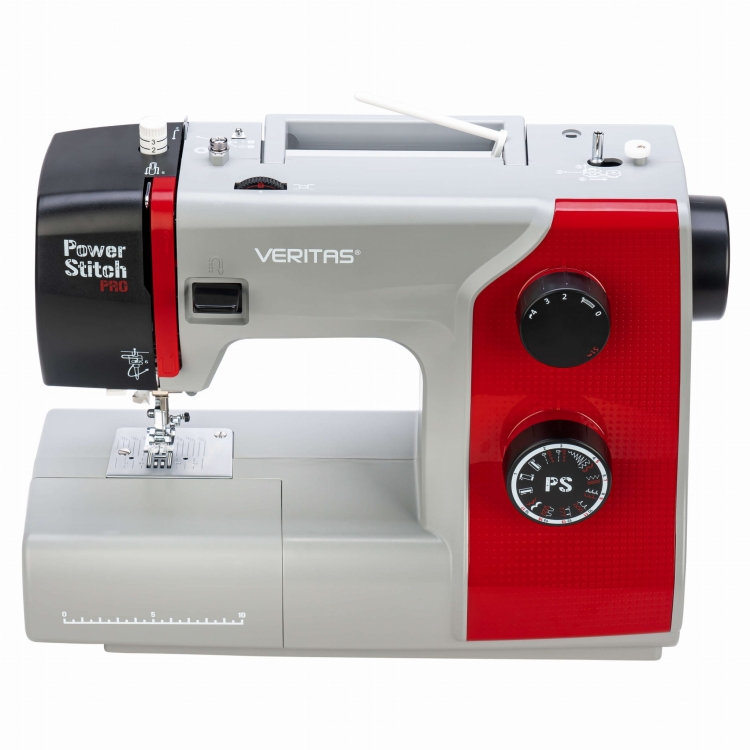 Maszyna do szycia Veritas Power Stitch PRO w kolorze szarym z czerwonymi akcentami, z 17 ściegami. Ujęcie frontalne, pokazujące pokrętła do regulacji oraz stół roboczy z widoczną stopką. Wyraźne logo VERITAS i Power Stitch PRO.