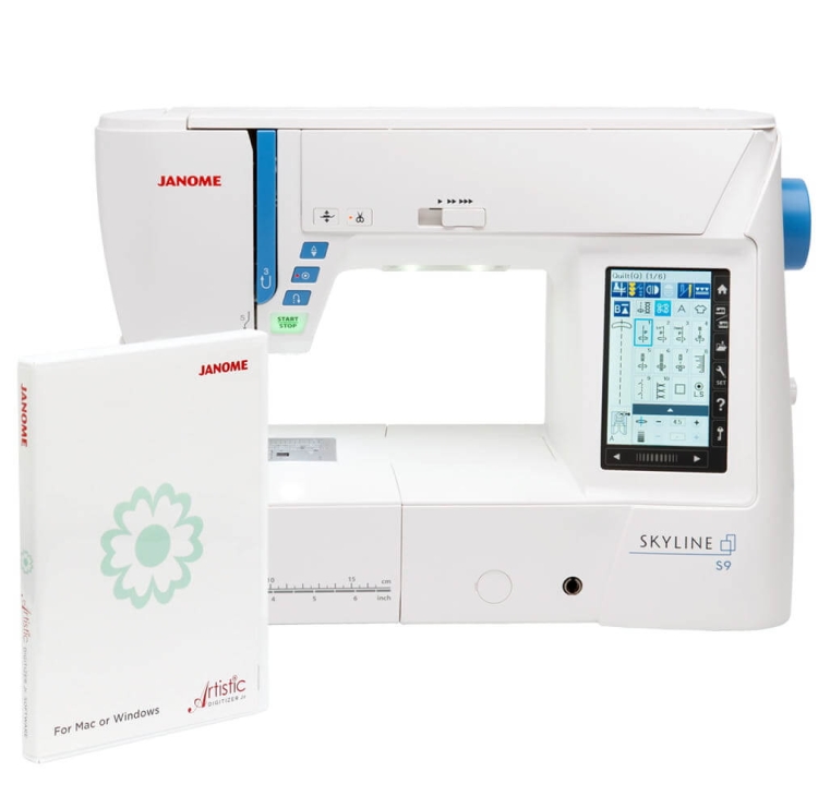 Maszyno-hafciarka Janome Skyline S9 w kolorze białym z niebieskimi akcentami, z ekranem dotykowym i przyciskami. Obok znajduje się program Artistic Digitizer JR w formie płyty. Produkt w pozycji stojącej, na prostym tle.