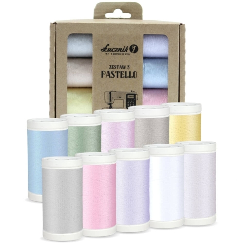 Zestaw 10 nici do szycia Łucznik Pastello 2984 w pastelowych kolorach: błękitnym, zielonym, różowym, fioletowym, szarym i żółtym. Nici umieszczone w opakowaniu z okienkiem, stojące w różnych pozycjach, gotowe do użycia.