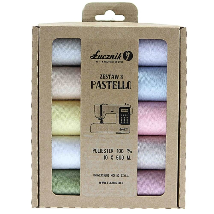 Zestaw 10 nici do szycia Łucznik Pastello 2984 w pastelowych kolorach, każda o długości 500 m. Nici umieszczone w tekturowym opakowaniu z informacjami o produkcie, w tym logo Łucznik i symbol maszyny do szycia.