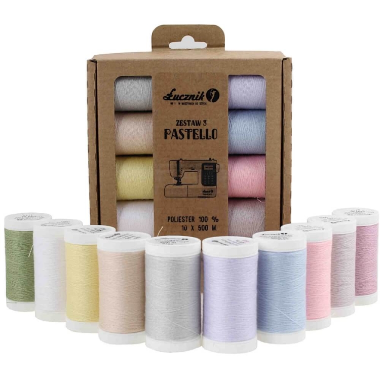 Zestaw 10 nici do szycia Łucznik Pastello w pastelowych kolorach, w tym zielonym, żółtym, różowym i fioletowym. Nici o długości 500 m na białych szpulkach, zapakowane w kartonowe pudełko z ilustracją maszyny do szycia.