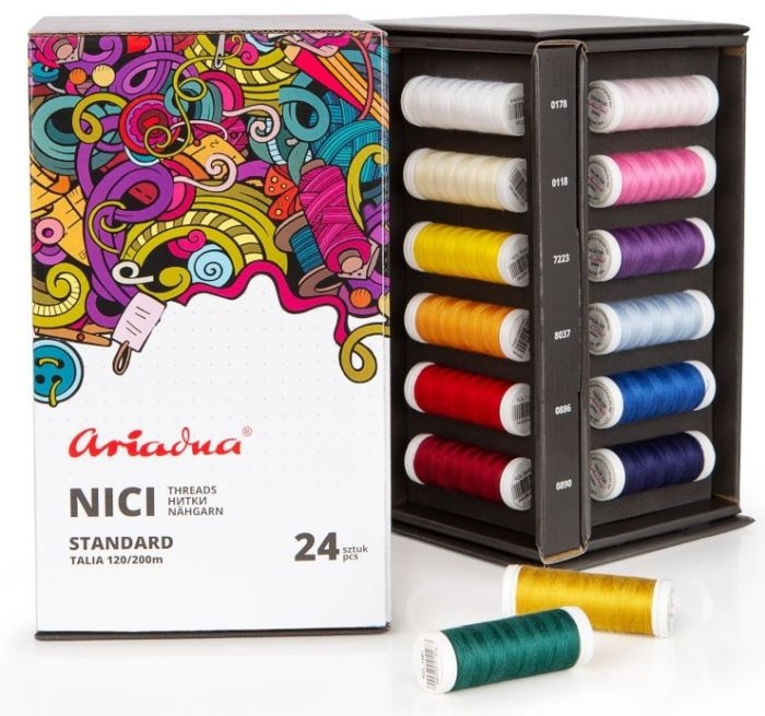 Zestaw 24 nici do szycia Ariadna Standard Exclusive Talia 120/200m w kolorowych szpulach. Opakowanie z grafiką, otwarte, z widocznymi nićmi w odcieniach żółtego, czerwonego, niebieskiego, fioletowego oraz różowego. W tle biały, gładki.