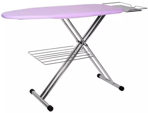 Stół prasowalniczy TEXI BIB o wymiarach 40 x 120 cm, z różowym pokrowcem, metalową konstrukcją i półką na odzież. Ujęcie z boku, pokazujące rozłożoną deskę z dodatkowym miejscem na żelazko. Stabilne nóżki z gumowymi końcówkami.