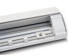 Ploter tnący Silhouette Cameo 5 w kolorze białym, widok z góry, z otwartą pokrywą. Wnętrze urządzenia z metalowym wałkiem i białymi uchwytami, gotowe do cięcia materiałów. Prosta, nowoczesna konstrukcja.