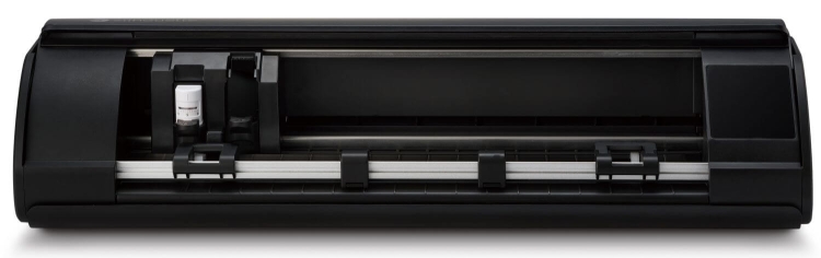 Ploter tnący Silhouette Cameo 5 w kolorze czarnym, z widocznymi głowicami tnącymi i uchwytem, umieszczony w pozycji leżącej. Prosty, ciemny design na jednolitym tle, z otwartą komorą do załadunku materiałów.