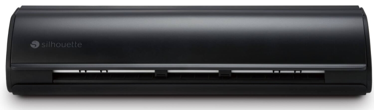 Ploter tnący Silhouette Cameo 5 w kolorze czarnym, z zaokrąglonym kształtem i logo silhouette na obudowie. Ujęcie frontalne, produkt leży poziomo, z widocznymi szczelinami do wprowadzania materiału.