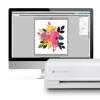 Ploter tnący Silhouette Cameo 5 Plus w kolorze białym, z umieszczonym na biurku, z widoczną grafiką kwiatową na ekranie komputera. Urządzenie ma prosty, nowoczesny kształt z logo Silhouette. Ujęcie frontalne, eksponujące detal pracy.