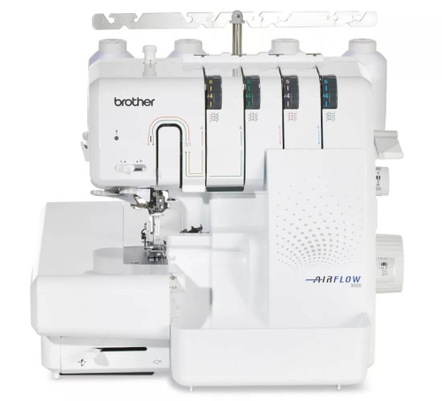 Owerlok Brother Airflow 3000, 4-nitkowy, z automatycznym systemem nawlekania. Produkt w kolorze białym, frontalnie widoczny, z widocznymi pokrętłami i wskaźnikami. Umożliwia precyzyjne szycie z różnymi ustawieniami.