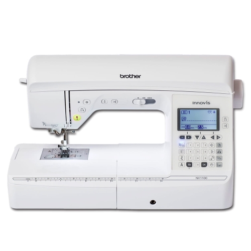 Maszyna do szycia Brother NV1100 w kolorze białym, z wyświetlaczem LCD i panelami sterującymi. Widoczna stopka igłowa, miejsce na szpulę oraz linia pomiarowa. Produkt z widocznym logo brother na obudowie, ustawiony frontalnie.