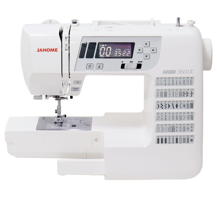 Maszyna do szycia Janome 360DC w kolorze białym, z wyświetlaczem LCD i przyciskami do wyboru programów. Widoczna stopka do szycia oraz panel z 60 różnymi wzorami ściegów. Ujęcie frontalne, produkt stojący na stole.