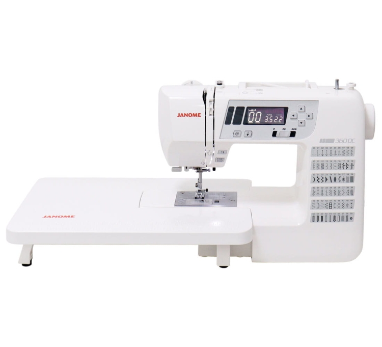 Maszyna do szycia Janome 360DC w kolorze białym, z elektronicznym panelem sterującym, wyświetlaczem LCD i wieloma wbudowanymi ściegami. Ujęcie frontalne, produkt stoi na płaskiej powierzchni, z widocznym logo Janome oraz dużą przestrzenią roboczą.