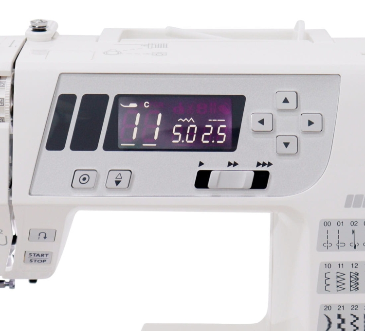 Panel maszyny do szycia Janome 360DC z wyświetlaczem LCD, przyciskami do wyboru ściegów oraz wskaźnikami. Widoczne symbole ściegów i opcje ustawień. Urządzenie w kolorze białym, z ergonomicznymi przyciskami.