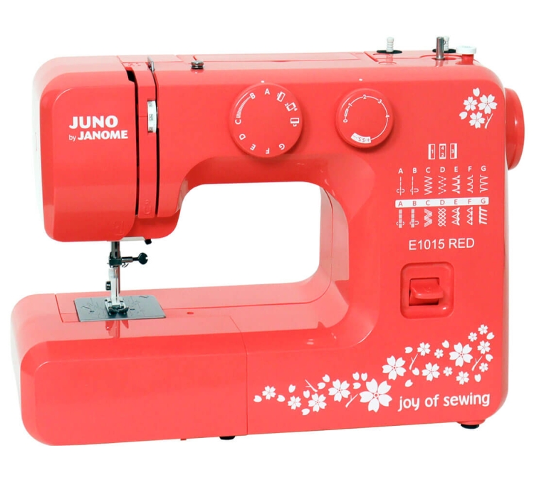 Maszyna do szycia Janome JUNO E1015 w kolorze czerwonym, z pokrętłami do ustawień oraz wzorami st stitch na obudowie. Widoczny napis joy of sewing i logo. Ujęcie frontalne, produkt stoi na płaskiej powierzchni.