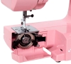 Maszyna do szycia Janome JUNO E1015 w kolorze różowym, widok z boku, pokazujący szpulkę i mechanizm szyjący. Na metalowej płycie widoczne oznaczenia. Produkt leży na płaskiej powierzchni, z detalami konstrukcji wyraźnie widocznymi.