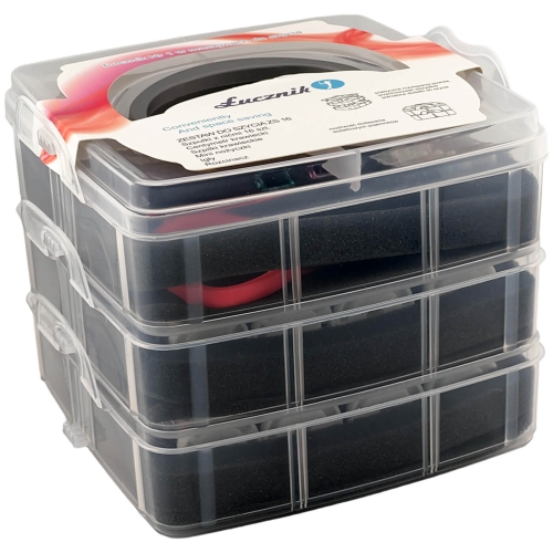 Zestaw akcesoriów do szycia Łucznik ZS-16 BigBox w przezroczystym plastikowym pojemniku z trzema szufladkami. Widoczna etykieta z logo Łucznik. Pojemnik z zamknięciem, w kolorze czarnym, z widocznymi kolorowymi elementami w środku.