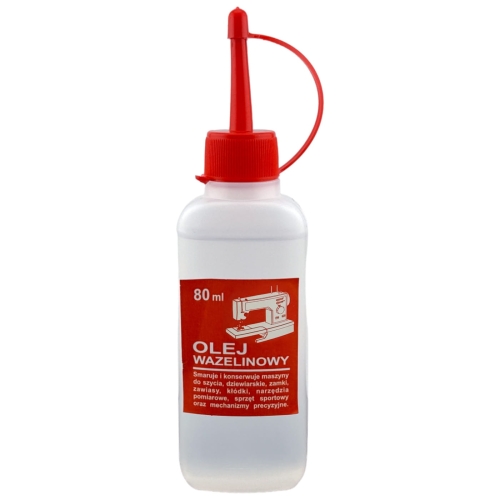 Olej wazelinowy w butelce 80 ml z czerwonym dozownikiem. Etykieta z białym napisem OLEJ WAZELINOWY oraz grafiką maszyny do szycia. Butelka ma przezroczyste, plastikowe wykończenie, co umożliwia podgląd zawartości.