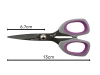 Nożyczki krawieckie TEXI Titanium TiDuo850, zestaw 2 szt. O długości 13 cm, z ostrzami o szerokości 6,7 cm. Ergonomiczne uchwyty w kolorze szarym z fioletowymi akcentami. Wykonane z materiałów tytanowych, idealne do precyzyjnego cięcia.