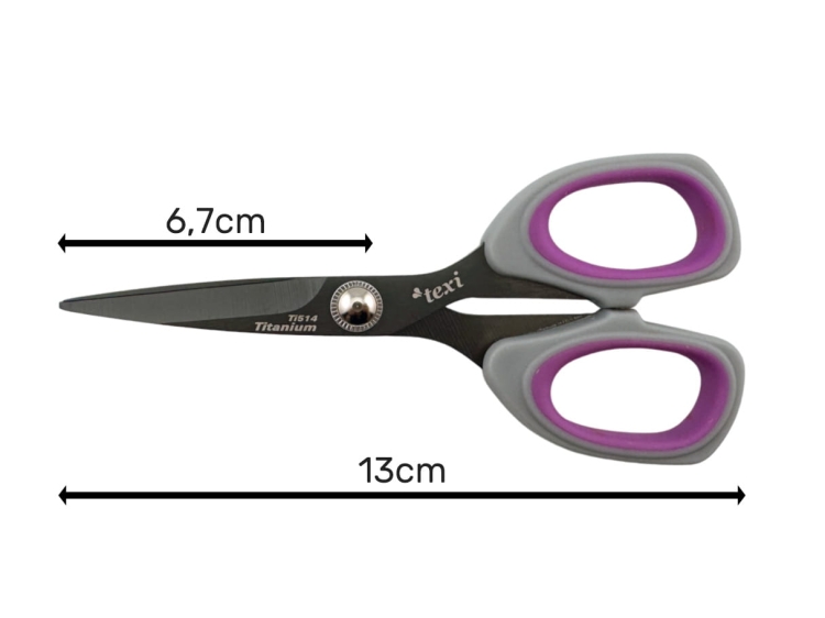 Nożyczki krawieckie TEXI Titanium TiDuo850, zestaw 2 szt. O długości 13 cm, z ostrzami o szerokości 6,7 cm. Ergonomiczne uchwyty w kolorze szarym z fioletowymi akcentami. Wykonane z materiałów tytanowych, idealne do precyzyjnego cięcia.