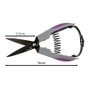Nożyczki tapicerskie TEXI Titanium Ti613 o długości 16 cm, z czarnymi ostrzami i wygodnymi uchwytami w odcieniach szaro-fioletowych. Widoczna sprężyna w uchwycie. Wymiary ostrzy: 7,7 cm. Produkt leżący na białym tle.